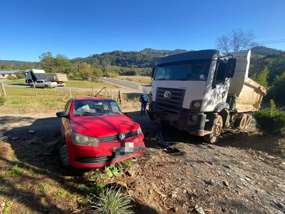 Motorista fica ferido após acidente entre carro e caminhão na SC-350, no Alto Vale