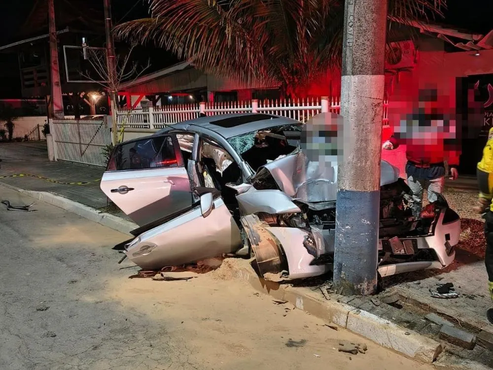Cinco pessoas ficam feridas após carro bater contra poste no Vale do Itajaí