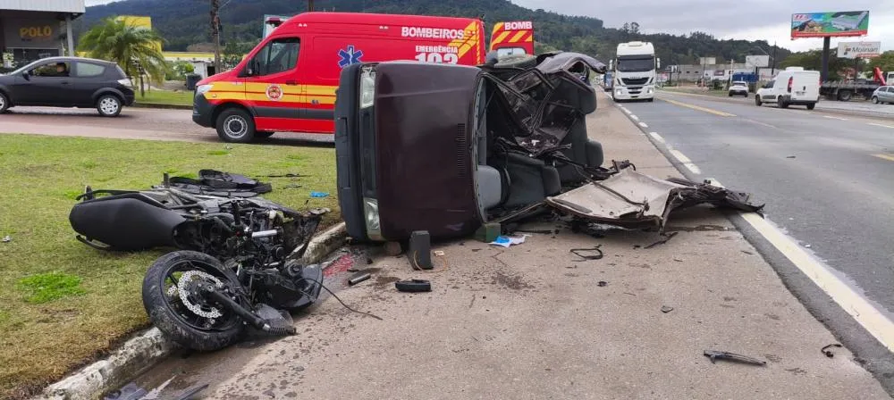 Carro tomba após batida com motocicleta na BR-470, em Rio do Sul; dois jovens ficam feridos