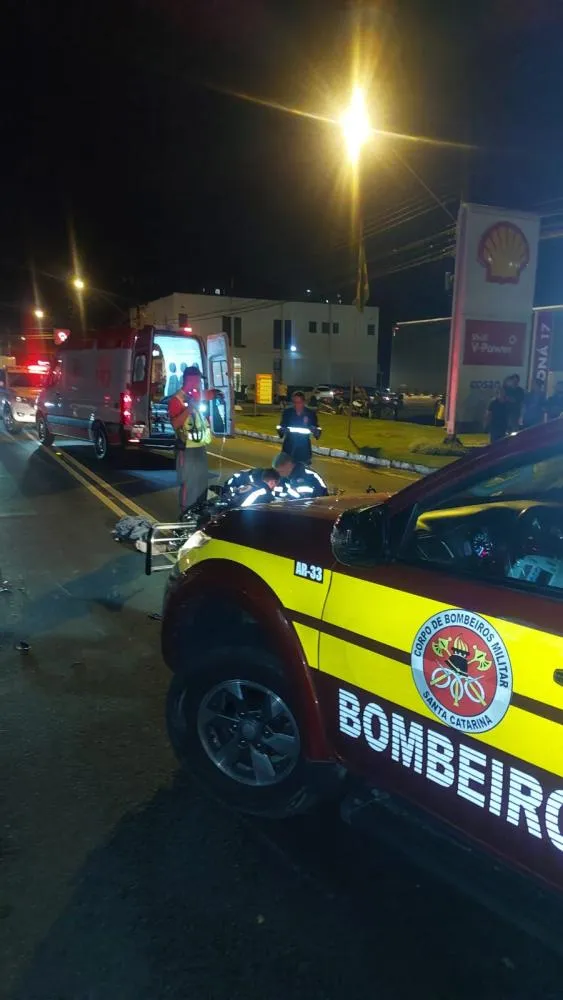Batida entre carro e moto deixa dois feridos na tarde desta quarta-feira em Blumenau