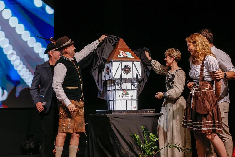 Oktoberfest Blumenau mantém campanha solidária em favor da oncologia pediátrica do Hospital Santo Antônio