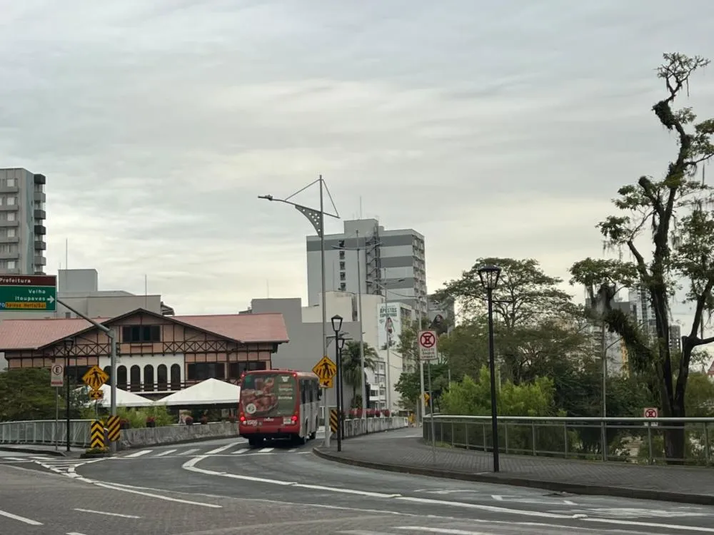 Sexta-feira tem céu nublado e chuvisco em Blumenau, com frio chegando à noite
