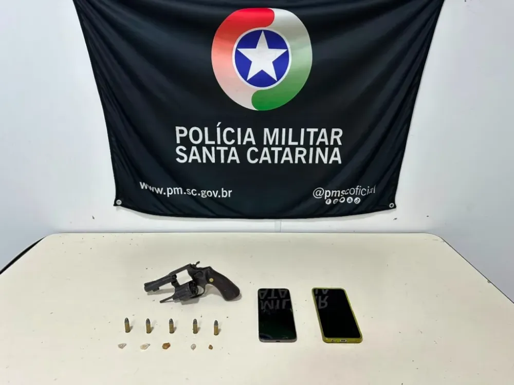 Homem é preso com arma e crack após denúncia de disparos em Blumenau