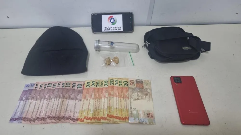 Jovem com mandado de prisão em aberto é preso por tráfico no Passo Manso, em Blumenau