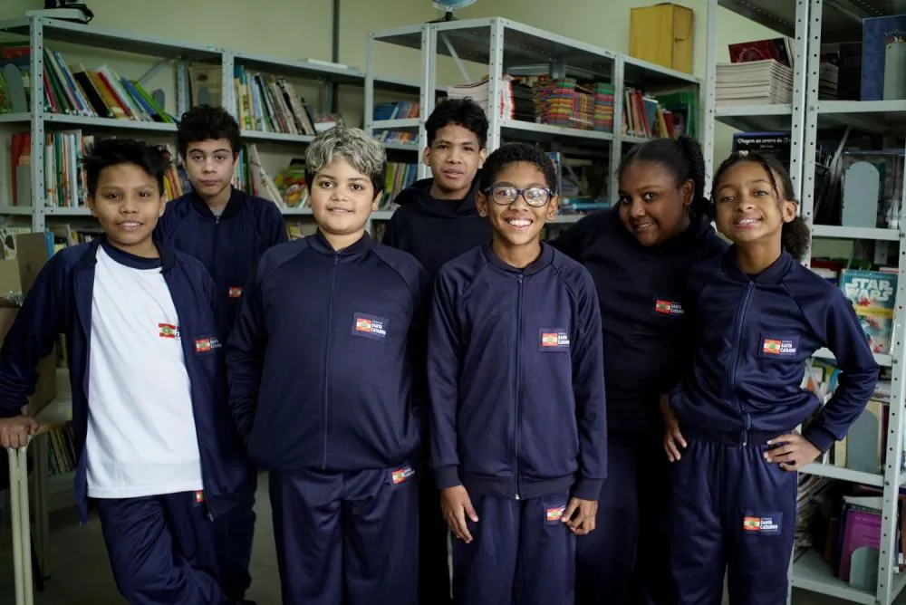 Estudantes do ensino fundamental da rede estadual começam a receber uniformes de inverno em SC