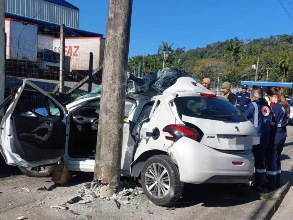 Jovem de 22 anos morre após carro bater contra poste em Blumenau