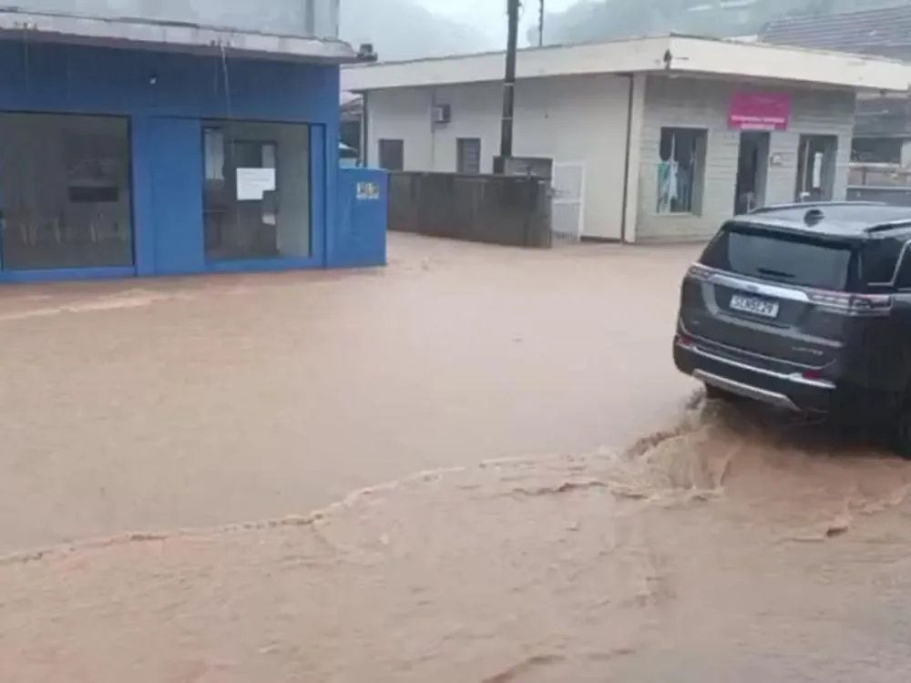 Após temporais, moradores da Rua Progresso cobram solução para alagamentos em Blumenau