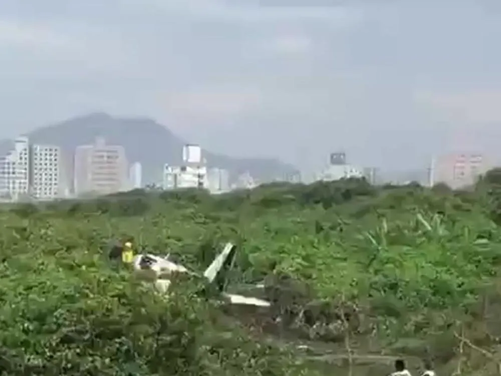 Vídeo: Avião de pequeno porte cai em praia de Navegantes e deixa duas pessoas gravemente feridas