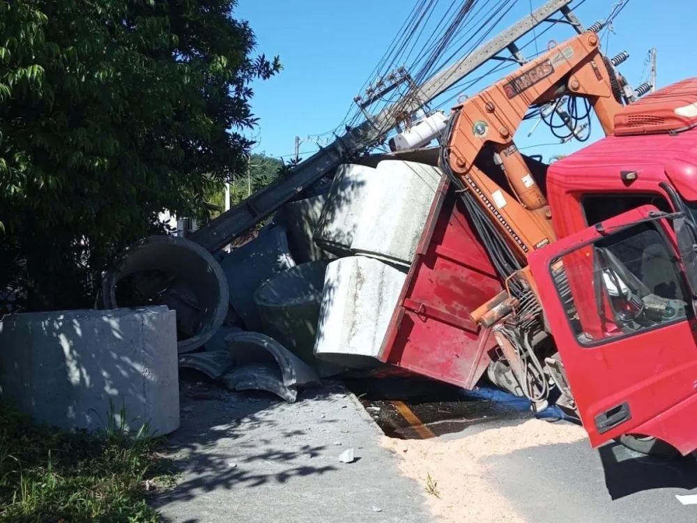 Caminhão tomba, derruba poste e deixa mais de 1,6 mil imóveis sem energia em Pomerode