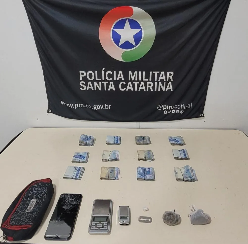 Homem foragido por tráfico e organização criminosa é preso com drogas em Blumenau