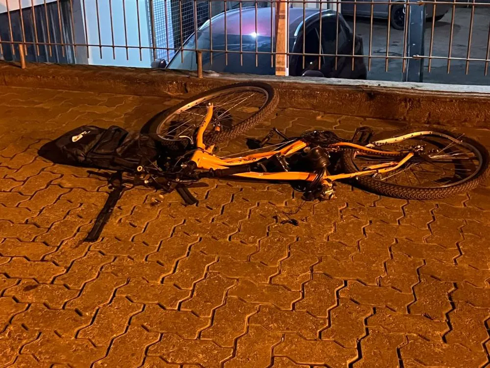 Ciclista morre após ser atropelado por carreta na Rua Doutor Pedro Zimmermann, no bairro Itoupavazinha