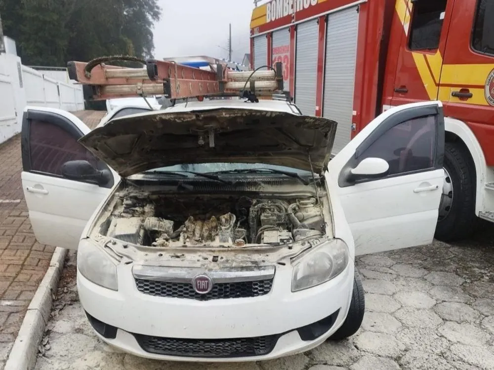 Motor de carro pega fogo e próprio motorista controla incêndio em Rio do Sul