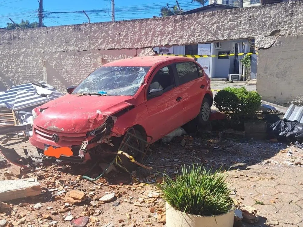 Após atingir muro, motorista fica inconsciente e carro invade pátio de escola em Brusque