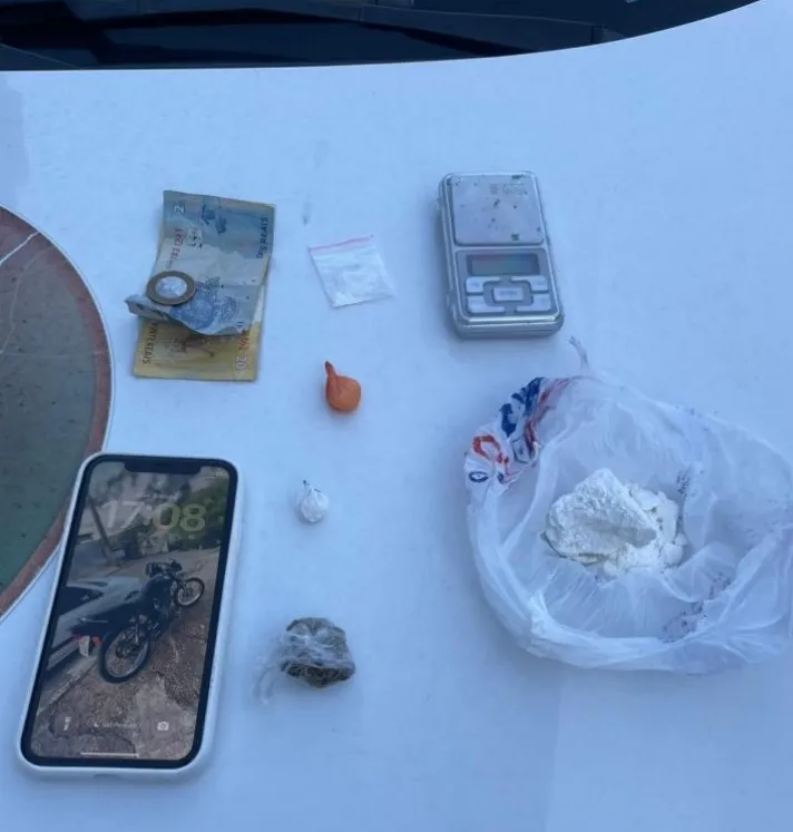 Homem é preso por tráfico após admitir venda de cocaína em frente à própria casa em Rodeio