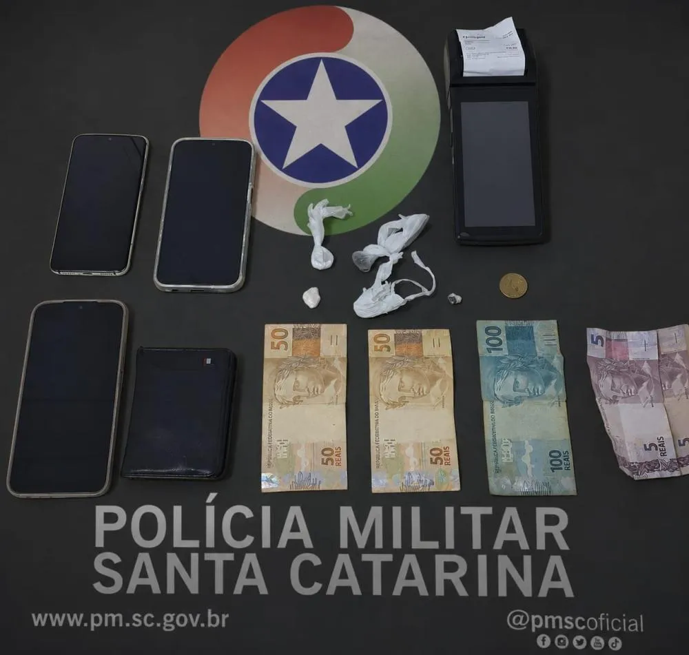 Suspeito joga cocaína embaixo de carro ao ver viatura e é preso por tráfico em Timbó