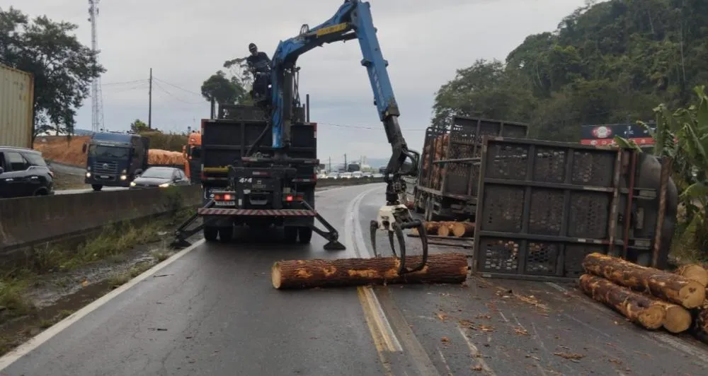Caminhão de toras tomba na BR-470 e provoca congestionamento em Blumenau