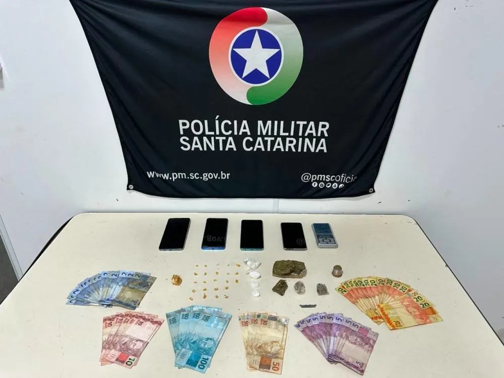 Polícia Militar prende três suspeitos por tráfico de drogas e apreende adolescente em Blumenau
