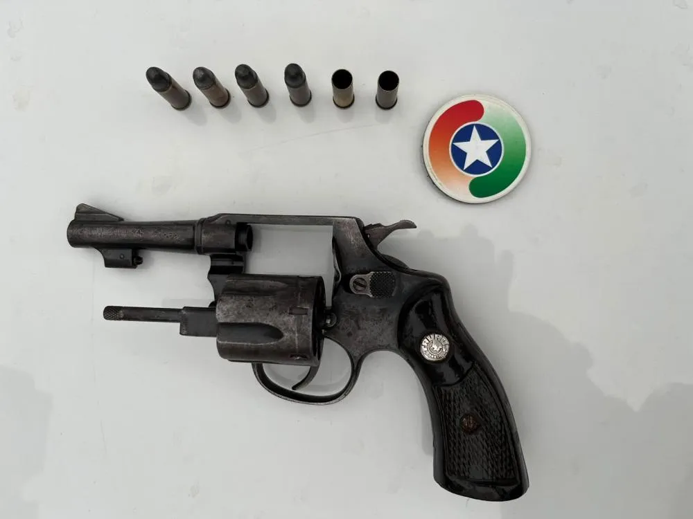 Homem é preso com revólver após denúncia de tentativa de arrombamento em Brusque