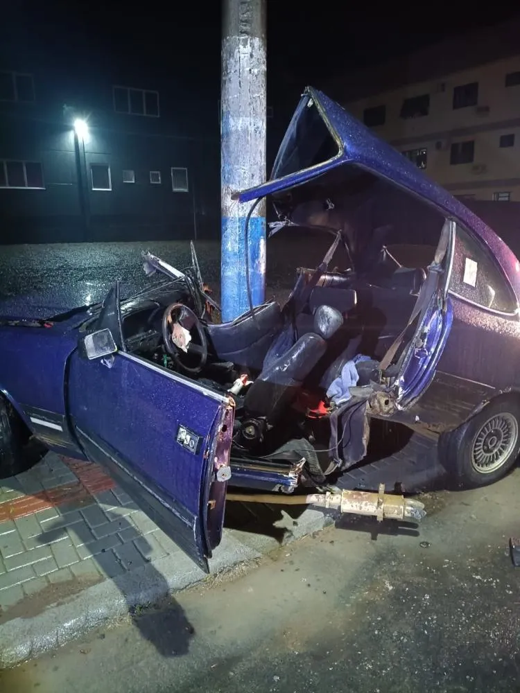 Carro fica destruído após colidir contra poste em Indaial