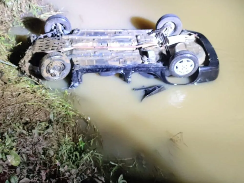 Motorista morre após carro capotar e ficar parcialmente submerso em rio no Alto Vale