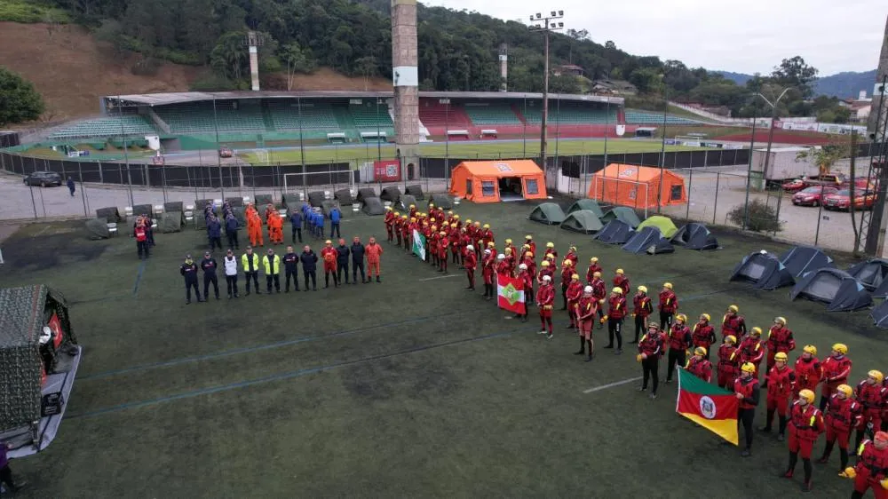 180 bombeiros de três estados simulam resgates em inundações no Vale do Itajaí nesta terça-feira 