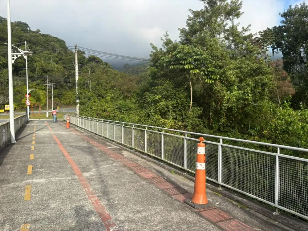 Grade de proteção da Ponte do Mirelo é reinstalada no Distrito do Garcia, em Blumenau