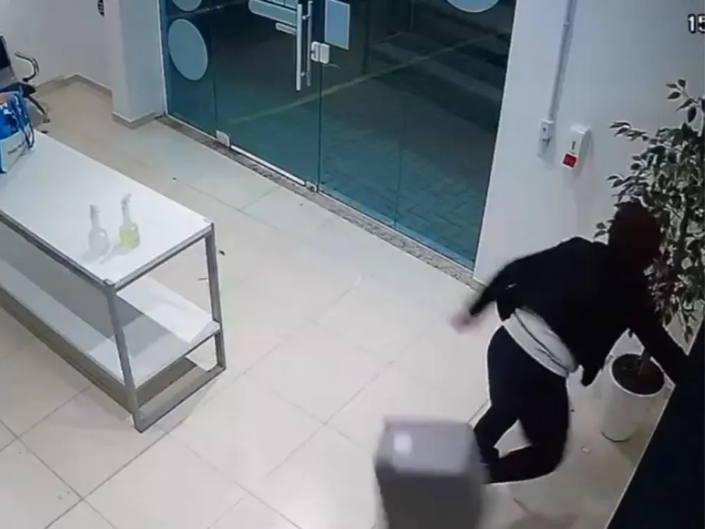 Vídeo: Mulher faz uso indevido de máquinas, danifica objetos e causa prejuízo em lavanderia de Blumenau