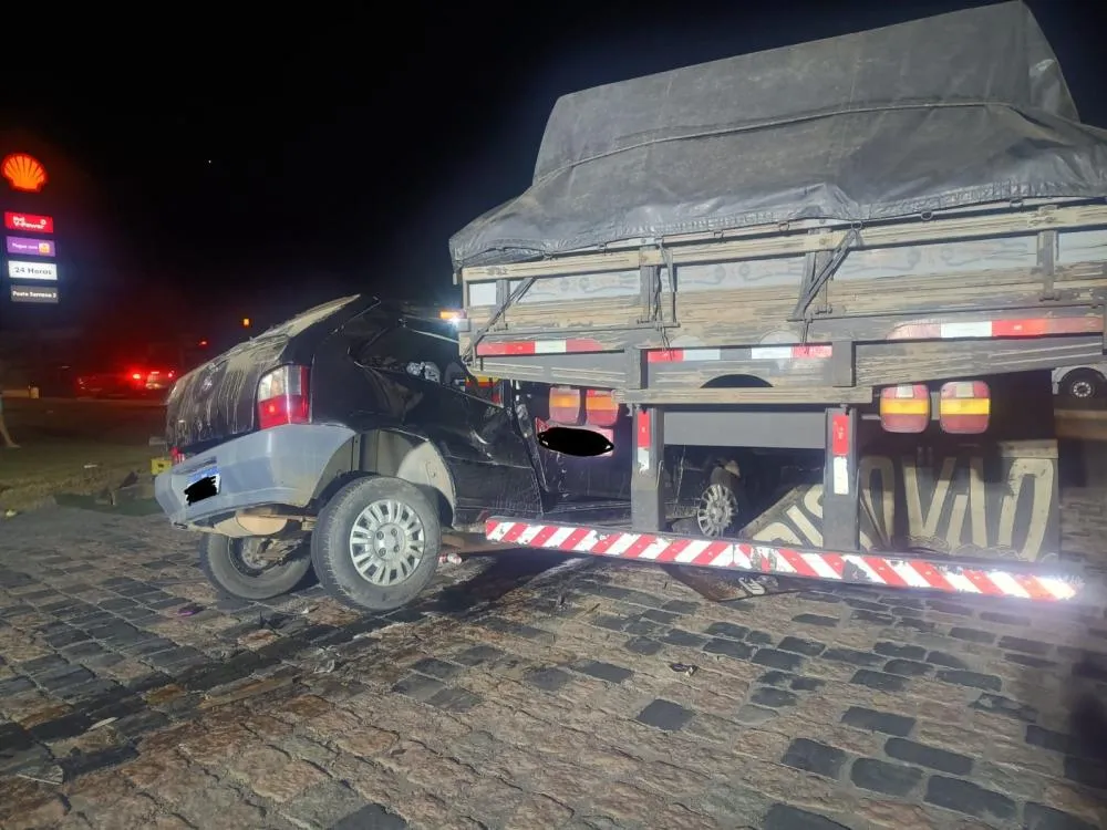 Jovem morre e dois ficam gravemente feridos em acidente entre carro e caminhão na BR-470 em Pouso Redondo