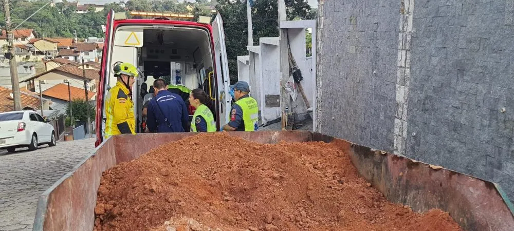 Trabalhador é soterrado em obra no bairro Tribess e resgatado por colegas em Blumenau