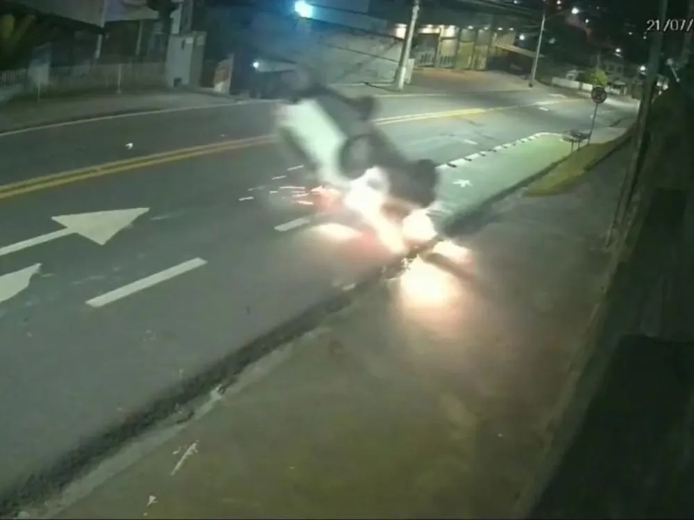 Vídeo: Motorista perde o controle do carro, capota e atinge placa de trânsito em Blumenau