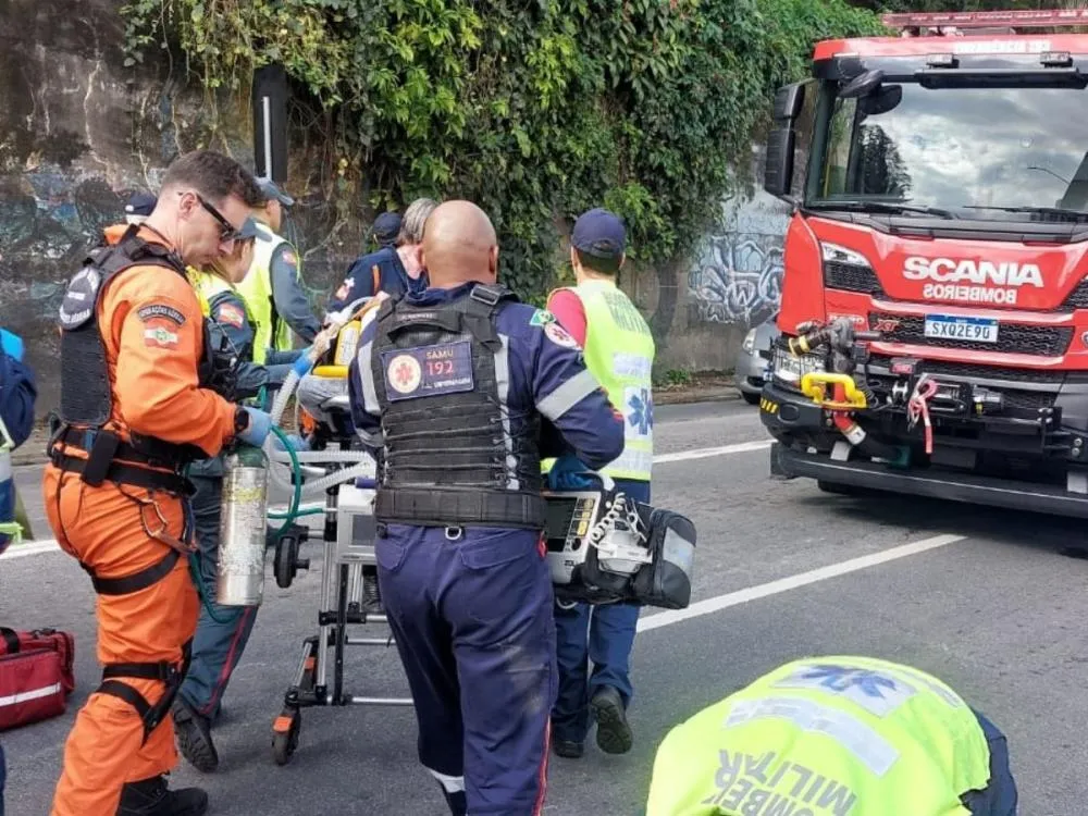 Motociclista fica gravemente ferido após batida com caminhão em Blumenau