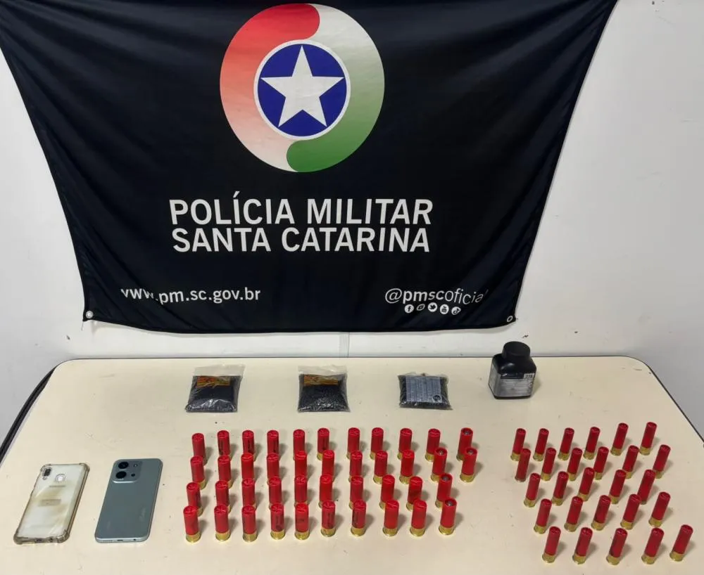 Homem é preso com 69 munições e pólvora em abordagem veicular no bairro Velha