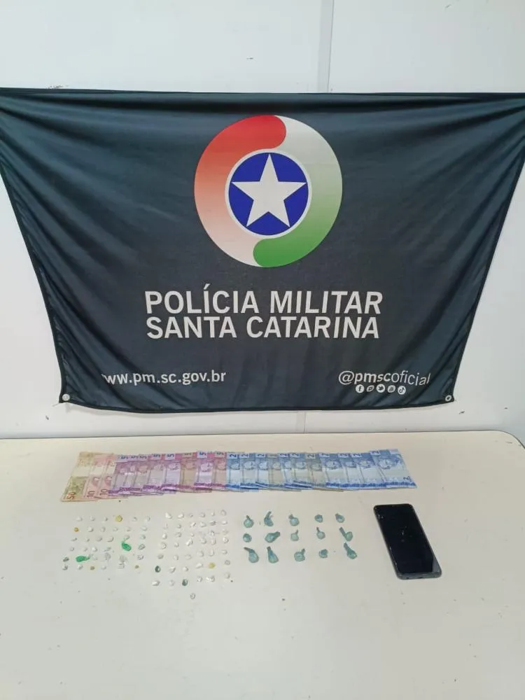 PM apreende adolescente com crack e cocaína no bairro Passo Manso, em Blumenau