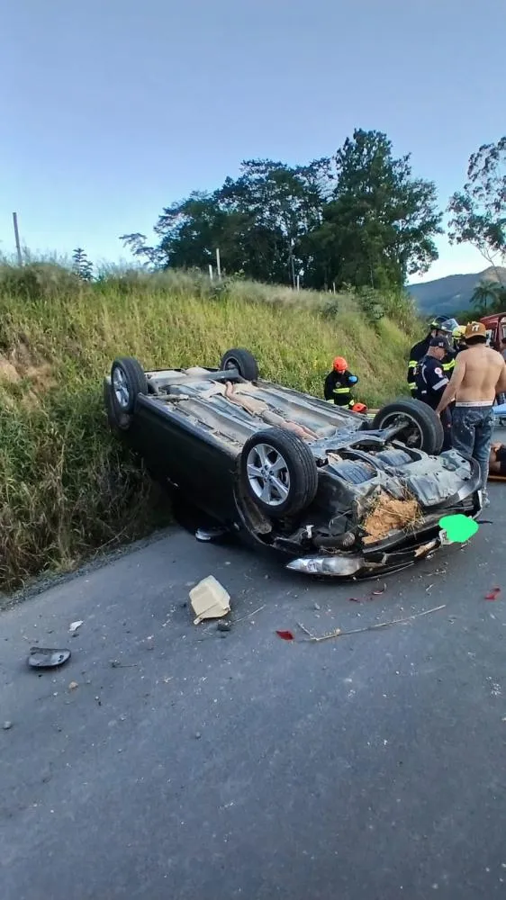 Capotamento deixa três pessoas feridas em Ascurra