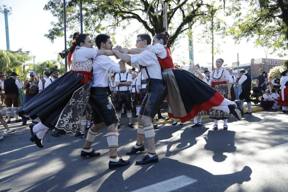 Oktoberfest Blumenau reúne mais de 200 integrantes em desfile do Festival de Dança de Joinville