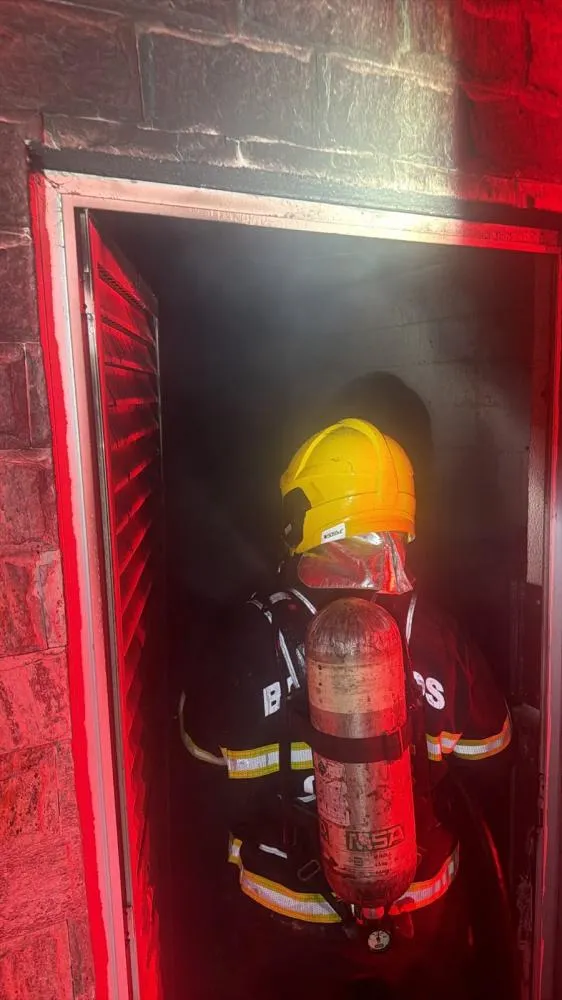 Incêndio em lixeira de condomínio é controlado pelos bombeiros no bairro Água Verde