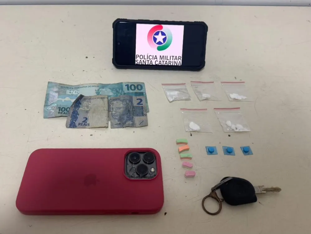 Suspeito é preso com ecstasy e cocaína dentro de carro no bairro Itoupava Central