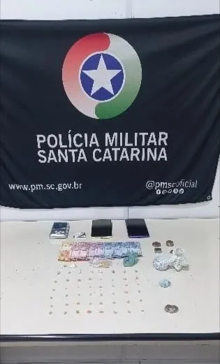Homem e adolescente são flagrados com drogas no bairro Passo Manso em Blumenau