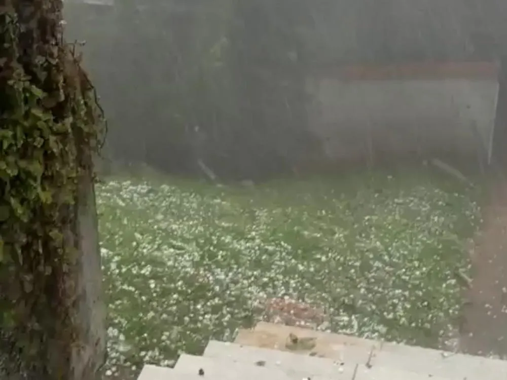 Vídeo: Chuva forte e repentina provoca granizo nesta terça-feira em Blumenau