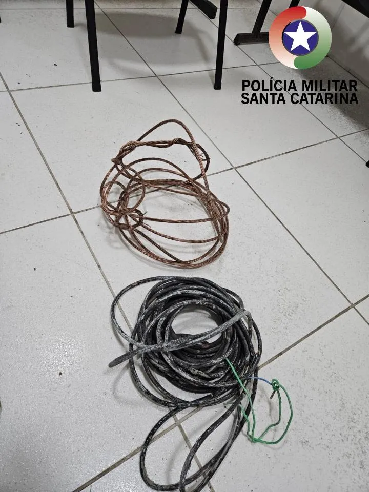 Suspeito é flagrado furtando fios e cabos de obra no bairro Itoupava Norte