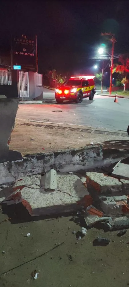 Motociclista bate em muro e fica gravemente ferido no bairro Gasparinho, em Gaspar