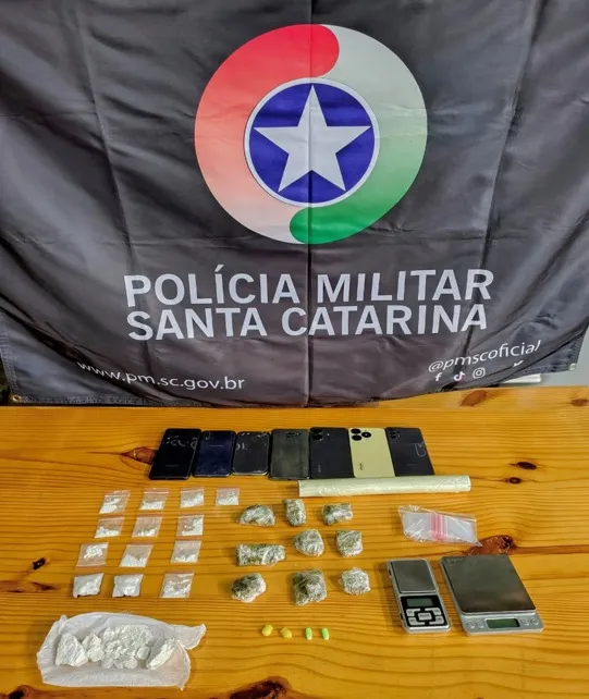 Jovem é preso por tráfico de drogas após tentar fugir da Polícia Militar em Timbó