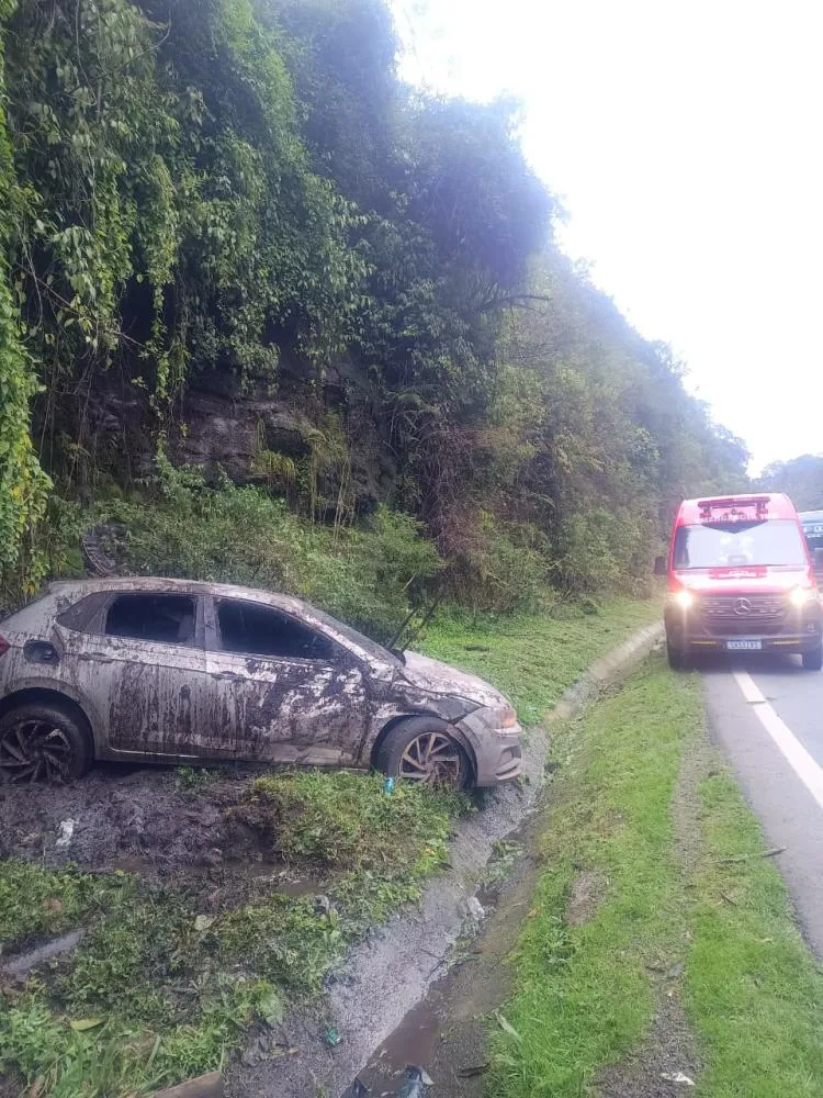 Passageira fica ferida em capotamento de carro na BR-470, no Alto Vale