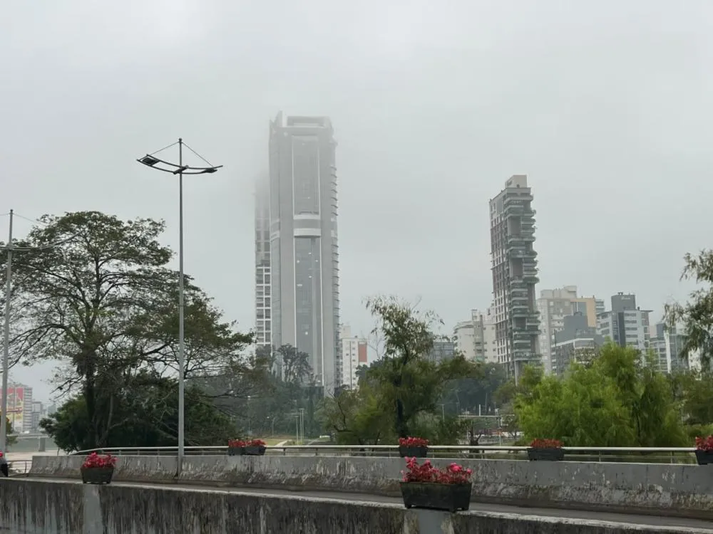 Sexta-feira tem céu fechado e chuva fraca em Blumenau