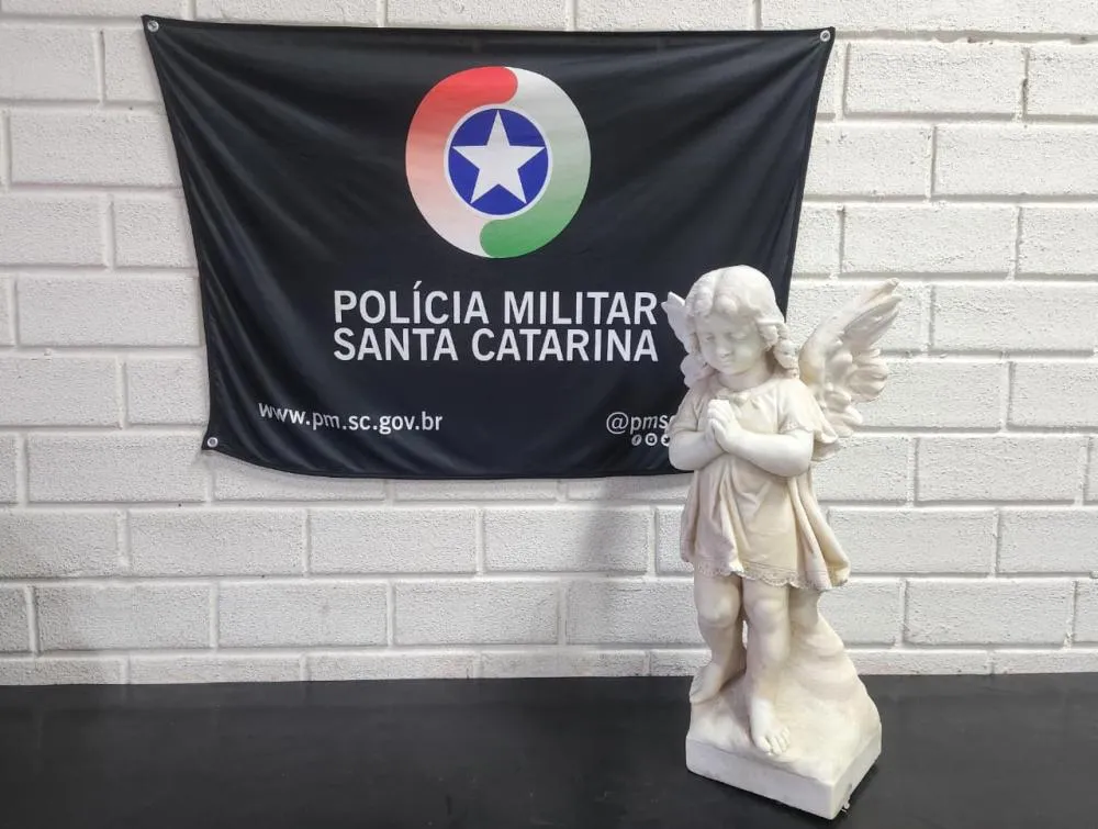 Anjo de mármore furtado da Igreja Luterana do Espírito Santo é recuperado pela PM em Blumenau