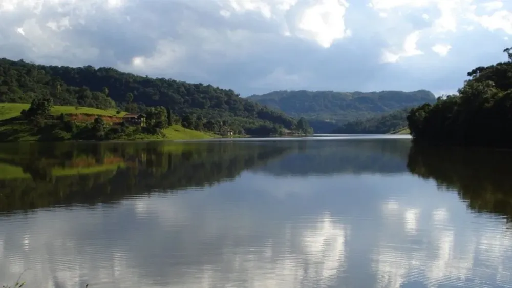 Homem de 36 anos morre afogado após cair de embarcação em barragem de Rio dos Cedros