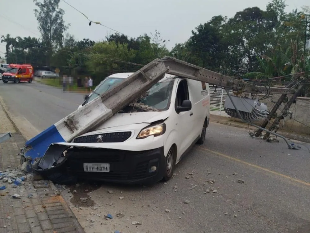 Motorista perde controle e bate utilitário contra poste no Vale do Itajaí