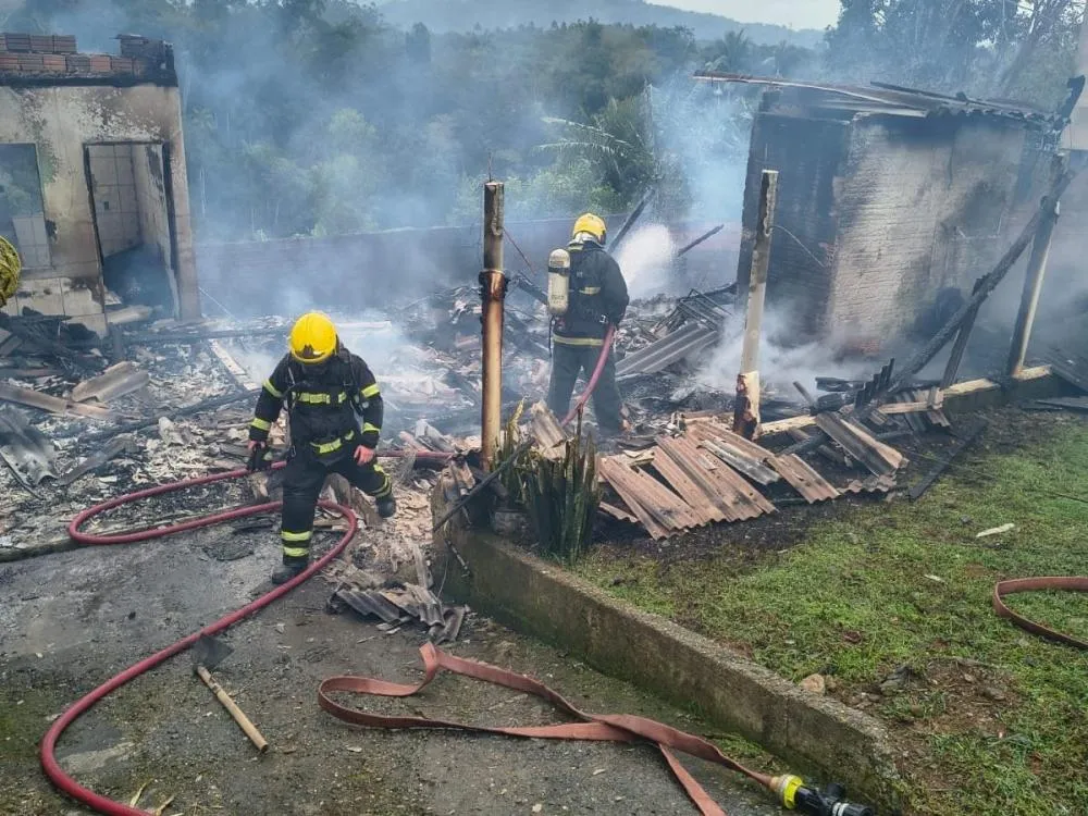Casa é destruída por incêndio no limite entre Indaial e Blumenau; suspeito de atear fogo é preso pela PM