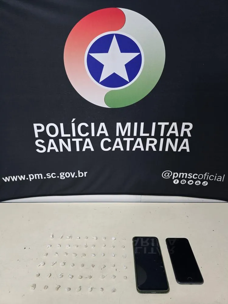 Homem joga pacote com 53 pedras de crack no chão ao ver viatura e é preso no bairro Badenfurt