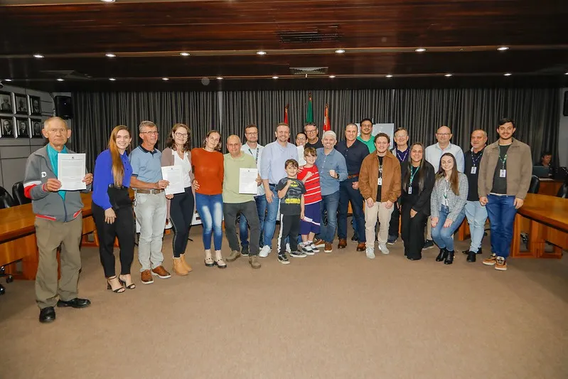 Famílias recebem documentação de imóveis após mais de duas décadas de espera em Blumenau